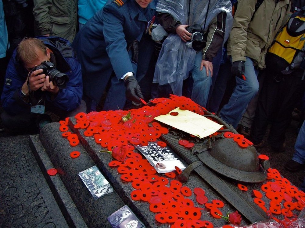 1024px-Canadian_Tomb_of_the_Unknown_Soldier_with_poppies.jpg