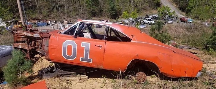 these-dukes-of-hazzard-dodge-charger-jump-cars-are-rotting-away-in-a-junk-yard-143559-7.jpg.b54929f80936a5a700c4320cc946f499.jpg