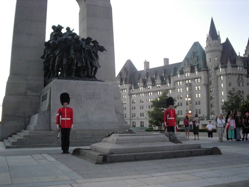 1024px-Tomb_of_the_Unknown_Soldier_-_Tombe_du_Soldat_inconnu.jpg