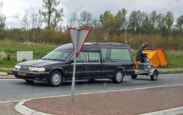 car-funeral-chipper.jpg.d6b8fbf5d018c319b50261c3f7fe4199.jpg