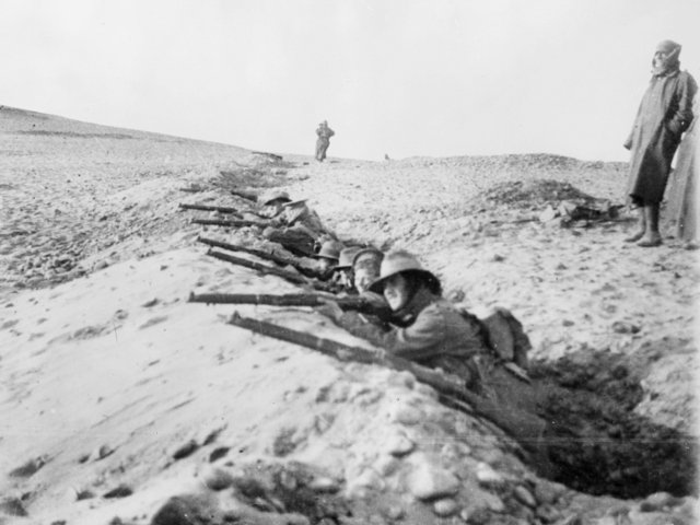 Australian_1st_Battalion_soldiers_undertaking_muskety_training_near_Mena_in_March_1915.jpg.94ad444788d75a3f3229687bbd027bce.jpg