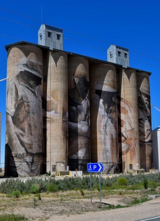 Guido-Van-Helton-Silo-Victoria-742x1024.thumb.jpg.f8d73860f279d9765542a7516378694f.jpg