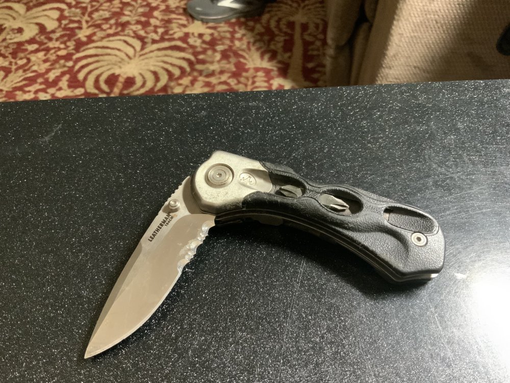 whats the best multitool ??? leatherman skeletool or swiss army deluxe