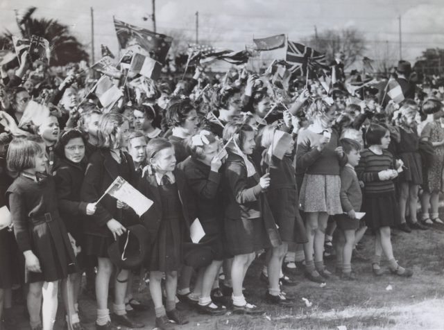 School-children-with-flags-at-V.P.-March-at-Albert-Park-H98.101-303-640x476.jpg.013098e219ce0eae3f28cff35d2faa7b.jpg