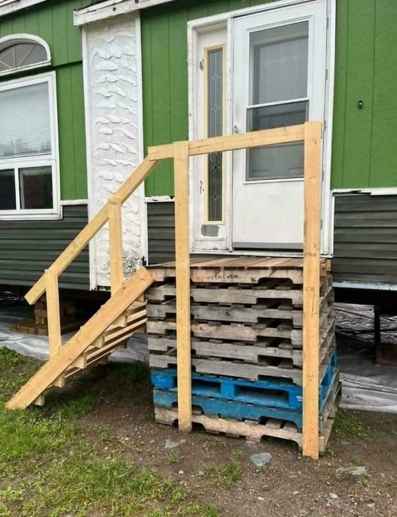 601 pallet-porch.jpg